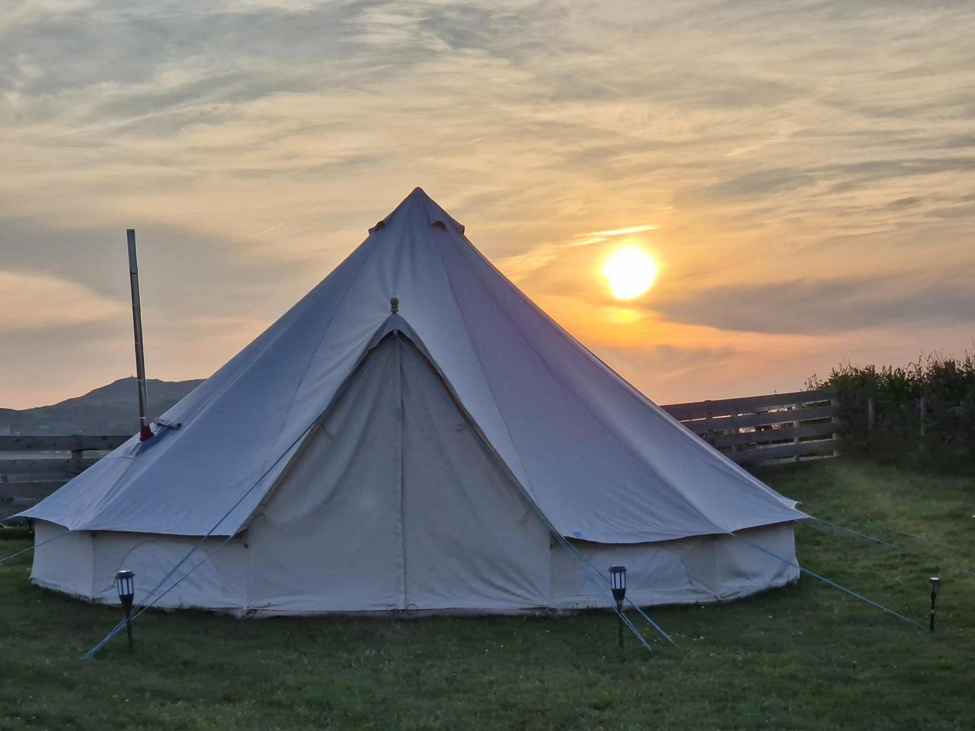 Beautiful 1-Bed Bell Tent In Хоулихед Екстериор снимка