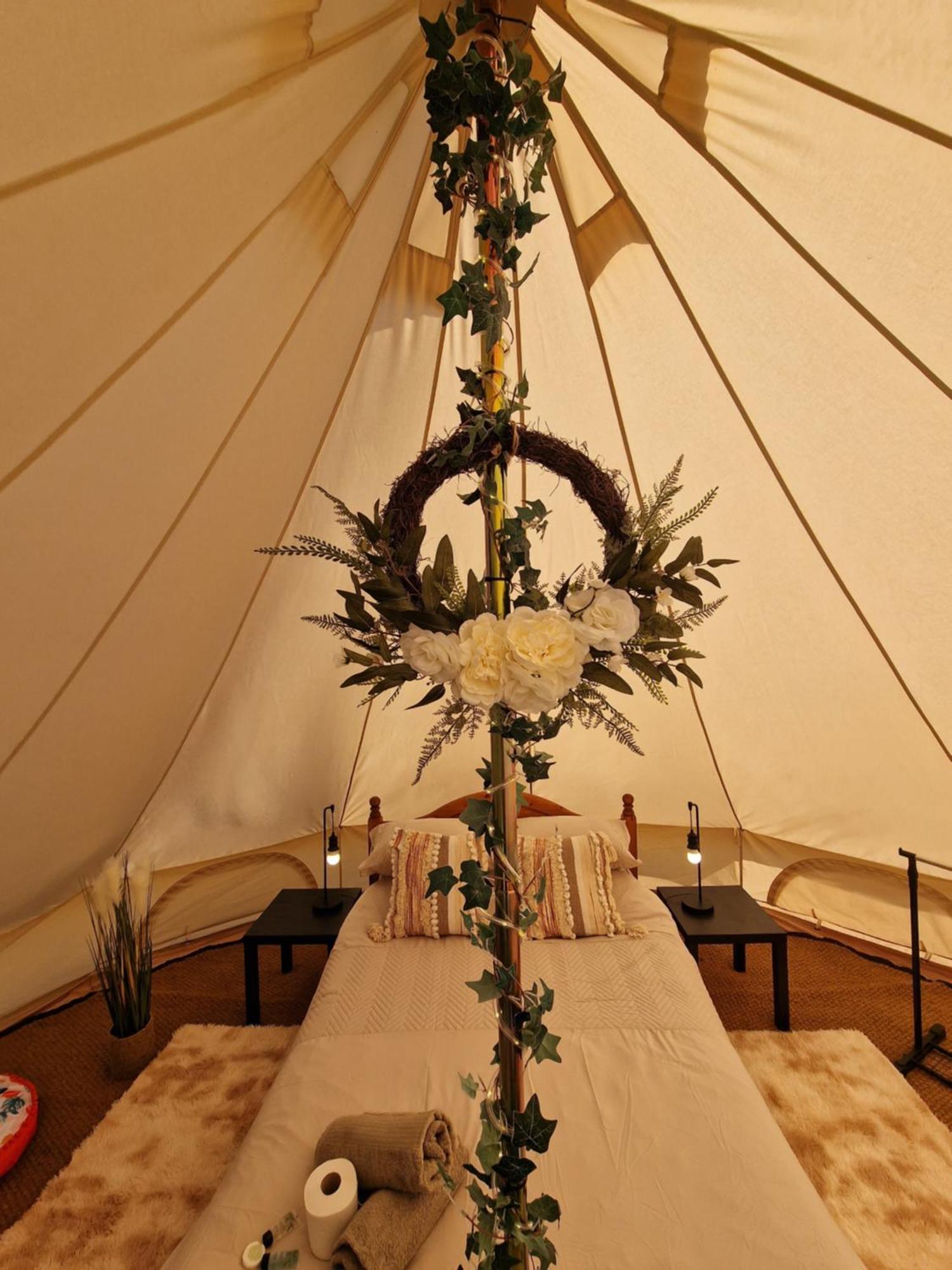 Beautiful 1-Bed Bell Tent In Хоулихед Екстериор снимка